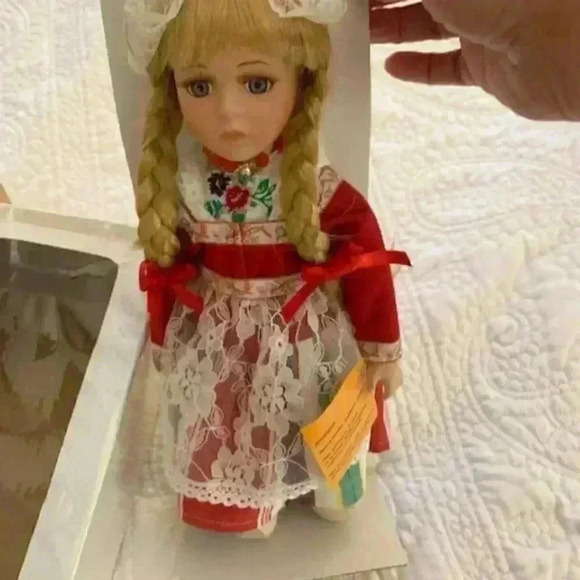 Waterland Dolls Holland  With Real Wooden Shoes - Picture 2 of 6